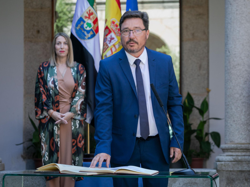 El consejero de Economía, Guillermo Santamaría,y la presidenta de la Junta, María Guardiola