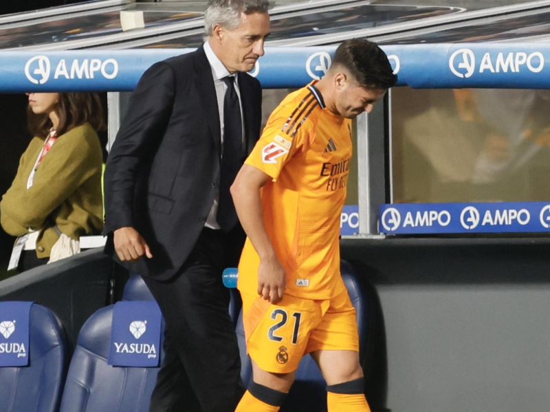 Brahim Díaz se marcha al banquillo tras ser sustituido por unas molestias.