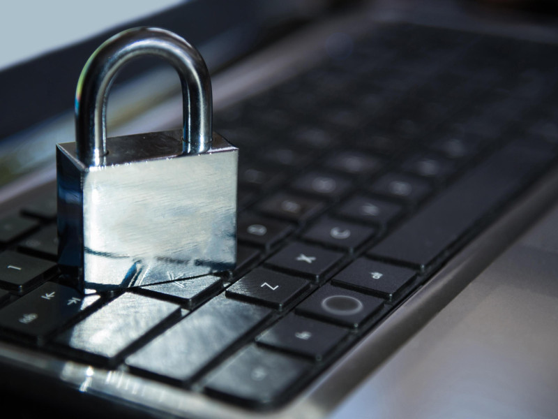 Un candado encima de un ordenador portátil como símbolo de protección digital