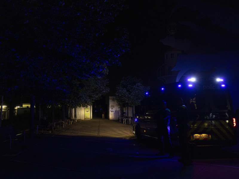 La policía ilumina el camino tras el apagón general de este lunes en la Península