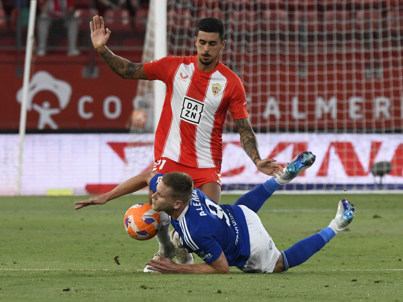 Chumi y Alemao pelean por un balón durante el Almería-Oviedo