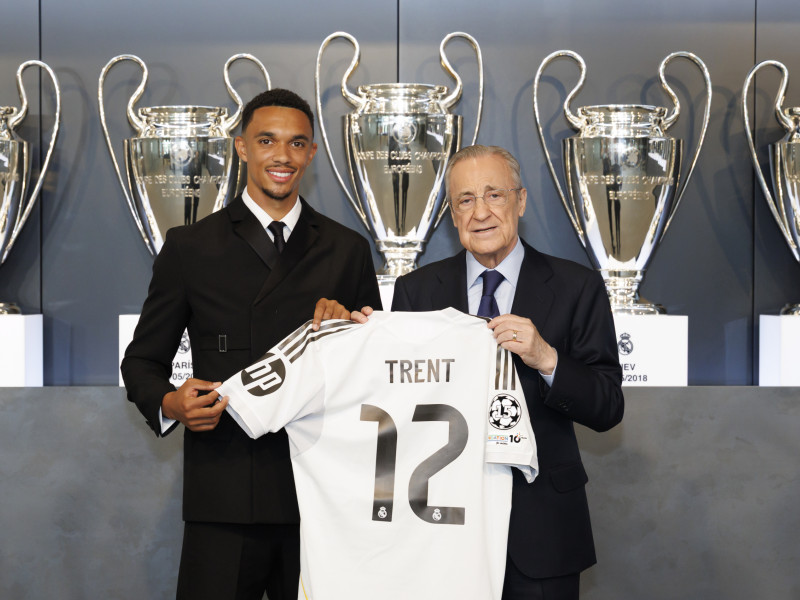 Trent Alexander-Arnold posa con la camiseta con el dorsal 12 que lucirá como nuevo jugador del Real Madrid.