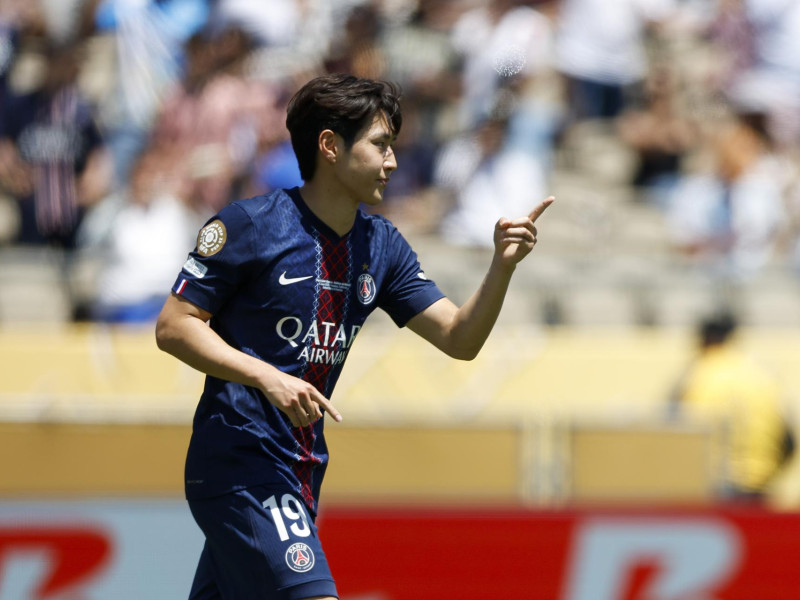 Kangin Lee celebra el gol en el PSG - Atlético