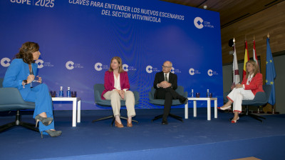 Mesa redonda con la participación de la consejera de Agricultura, el director general Consejo Regulador e Ibercaja