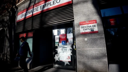 Un hombre en la entrada de una oficina del SEPEUn hombre en la entrada de una oficina del SEPEUn hombre en la entrada de una oficina del SEPE