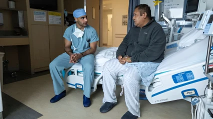 El Doctor Nima Nassiri con el paciente Oscar Larrainzar tras la operación