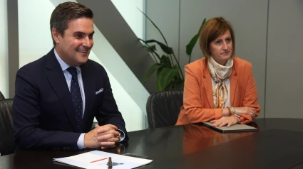 El consejero de Industria, Transición Energética y Sostenibilidad, Mikel Jauregi, y la presidenta de Konfekoop, Rosa Lavín