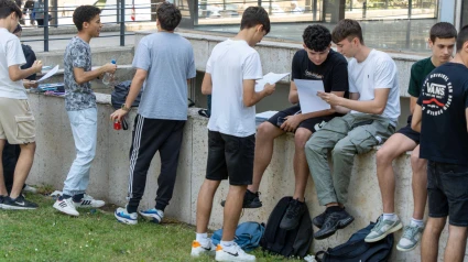 Los estudiantes españoles comienzan las convocatorias de las pruebas de acceso a la universidad, conocidas como «selectividad» o PAU. En Cataluña, más de 45.000 jóvenes se presentarán a este examen.