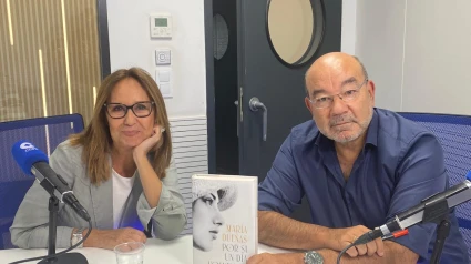 María Dueñas presenta su obra 'Por si un día volvemos' en el programa de 'La Linterna'