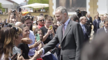 05/06/2025 La localidad de Haro, volcada con la visita del Rey Felipe VI que asiste las actos del centenario de la DOCa Rioja.Numerosos vecinos de localidad riojana de Haro han querido recibir este jueves al Rey Felipe VI, que se encuentra en el municipio invitado a los actos conmemorativos del centenario de la DOCa Rioja. En concreto, en su primera parada en la región, el monarca ha acudido hasta el Barrio de la Estación de Haro para participar en la inauguración del espacio 'Centenario de Rioja' así como de la escultura conmemorativa 'Somos Tiempo'.SOCIEDAD ESPAÑA EUROPA LA RIOJAJPEG/EUROPA PRESS