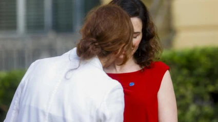 La presidenta del Gobierno madrileño, Isabel Díaz Ayuso (d), y la ministra de Sanidad, Mónica García, han protagonizado un momento de gran tensión antes de la Conferencia de Presidentes de Barcelona