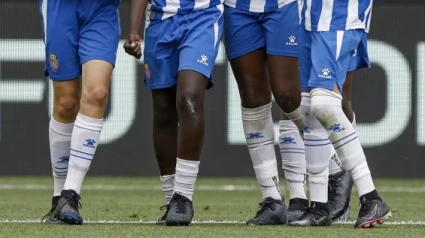 Las botas negras de los jugadores pericos