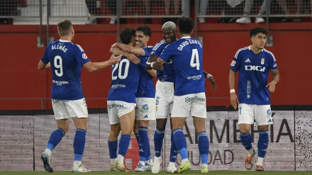 Los jugadores del Oviedo celebran un gol contra el Almería