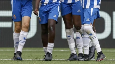 Las botas negras de los jugadores pericos