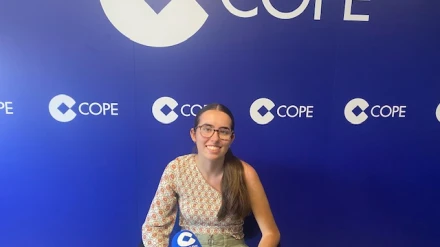 La joven estudiante en los estudios de COPE Ourense